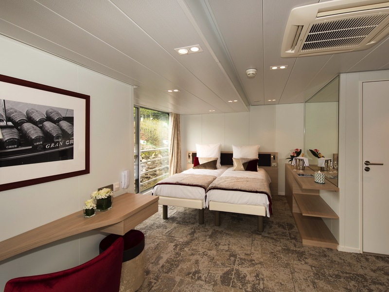 Middle Deck 2 Single Beds Suite CAT. B